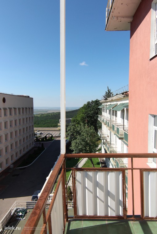 Вид с балкона корпуса В санатория Горный воздух